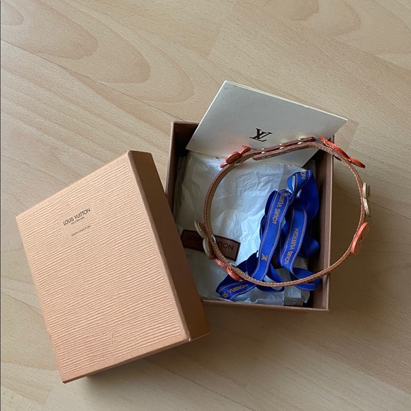 Louis Vuitton Monogram Vernis Leather bracelet/ choker - Picture 9 of 10